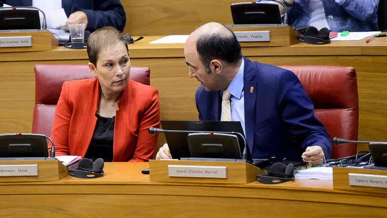 Manu Ayerdi habla con Uxue Barkos. PABLO LASAOSA