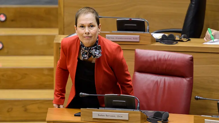 Uxue Barkos accede a su asiento de presidenta. PABLO LASAOSA