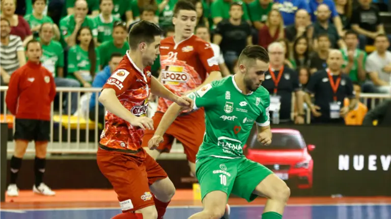 Rafa Usín en acción ante El Pozo.