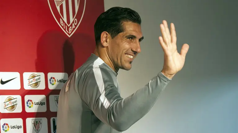 Gorka Iraizoz saluda en rueda de prensa. Foto web Athletic Club.