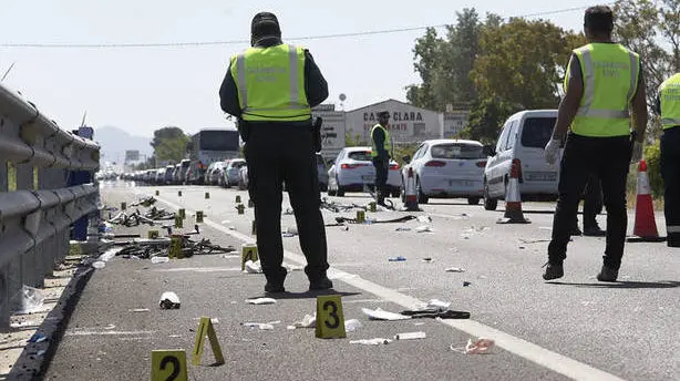 Agentes de la Guardia Civil en el lugar donde fueron arrollados cinco cilistas en Oliva por una conductora drogada EFE