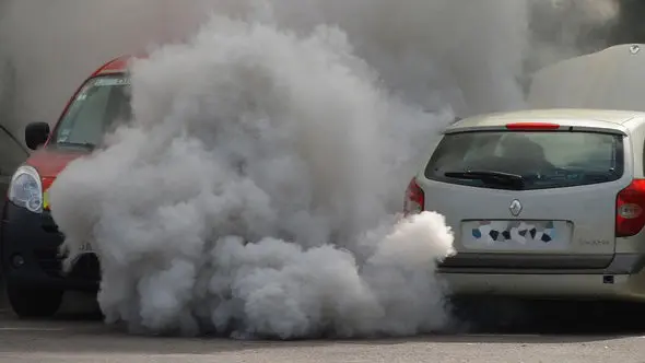 Imagen de un coche ardiendo tras detonar explosivos en su interior. ARCHIVO