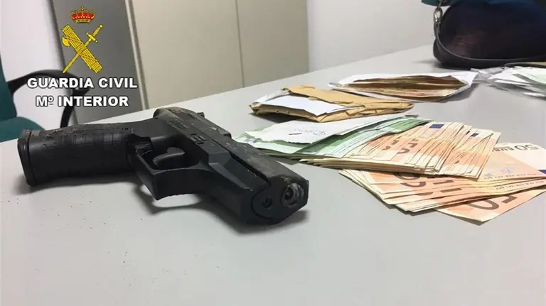 El arma de fogueo y el dinero de la herencia que robó al entrar en casa de su ex