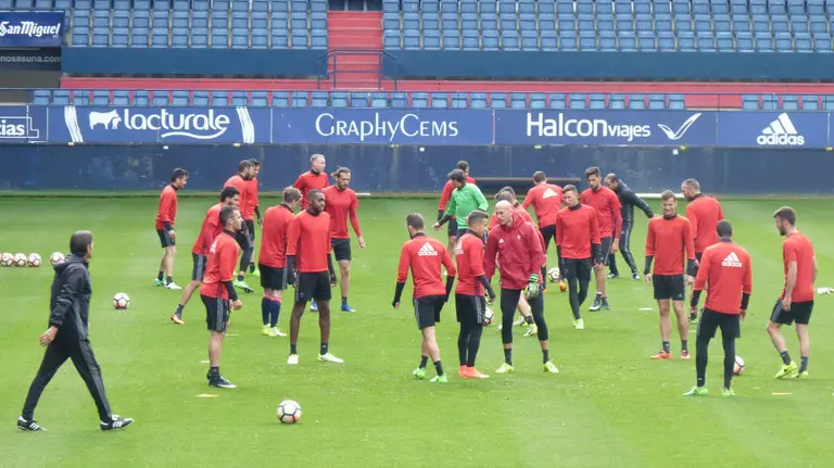 Los jugadores de Osasuna se entrenan en El Sadar.