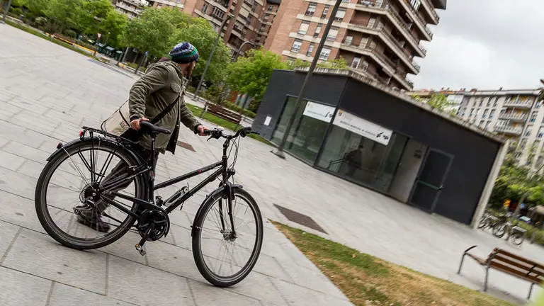 El concejal de Aranzadi, Armando Cuenca, junto a su bicicleta. ÍÑIGO ALZUGARAY