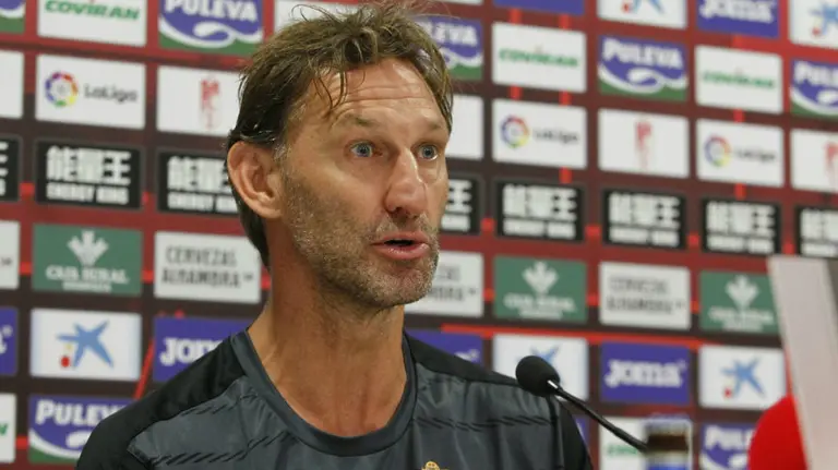 Tony Adams entrena al Granada CF. Twitter.