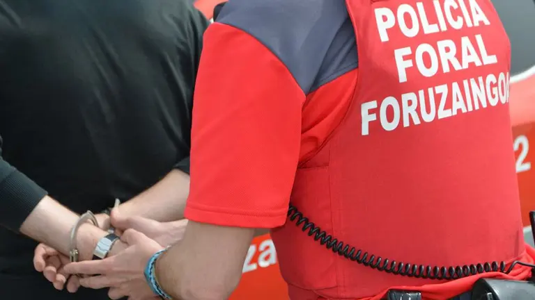 Un agente de la Policía Foral detiene a un hombre. POLICÍA FORAL