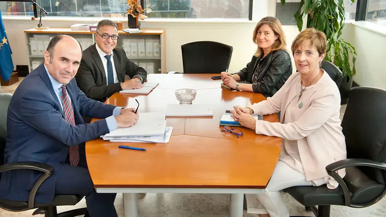En primer plano, el vicepresidente Manu Ayerdi y la consejera vasca Arantza Tapia; al fondo, Peio Ayerdi y Larraitz Gezala.