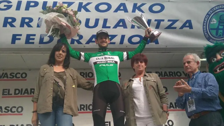 Xavi Cañellas en el podio de la carrera. Foto Caja Rural.