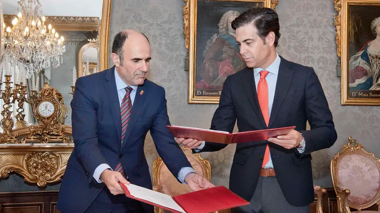 El vicepresidente Ayerdi y Pablo Zalba tras la firma.