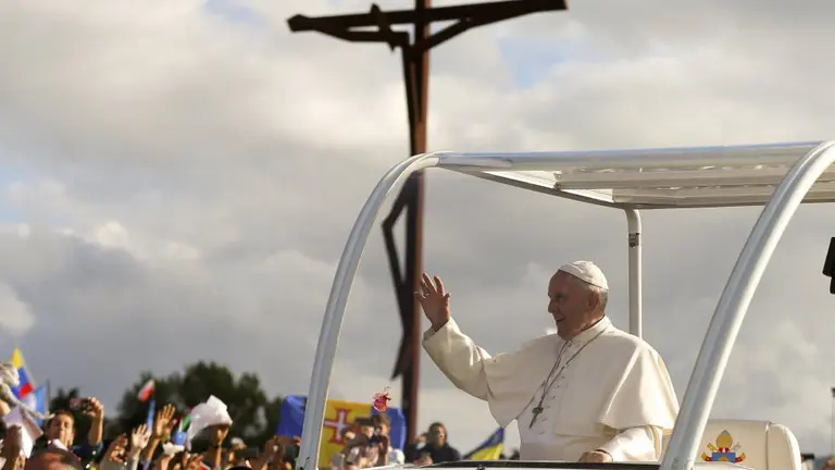 El Papa Francisco saluda a los peregrinos a su llegada a Portugal en su visita al santuario de la Virgen de Fátima EFE