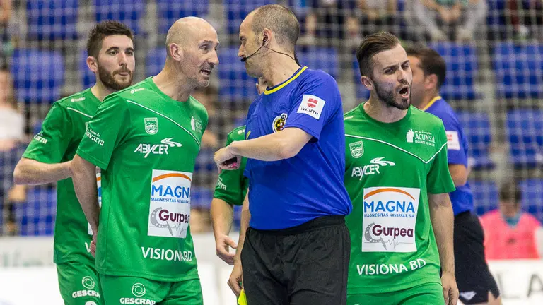 Primer partido de la eliminatoria de cuartos de final de la liga de fútbol sala entre Magna Gurpea y Jaén Paraíso (72). IÑIGO ALZUGARAY