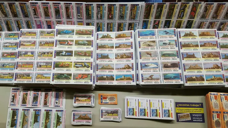 Parte de los boletos de loterías prohibidas en Navarra que se han decomisado y destruido POLICÍA FORAL