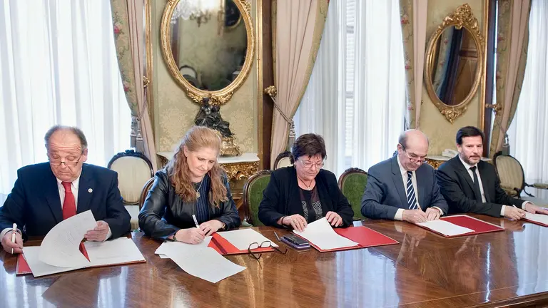 Luis Goñi, Blanca Ramos, la consejera Mª José Beaumont, Luis Miguel Arribas y Bernardo Lacarra firman los convenios de colaboración para la mediación por parte de Colegios de Abogados GN
