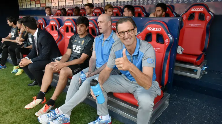 El entrenador del Granada, Tony Adams, en el banquillo de El Sadar antes del partido disputado con Osasuna. PABLO LASAOSA