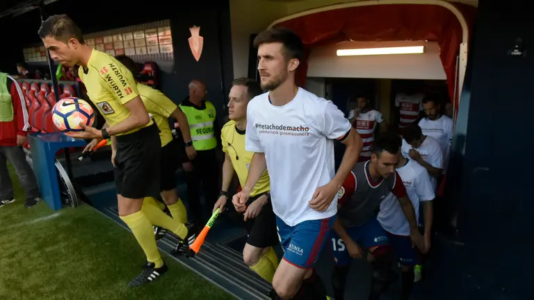 Los jugadores de Osasuna saltan a El Sadar con una camiseta en contra de la violencia machista. PABLO LASAOSA (2)