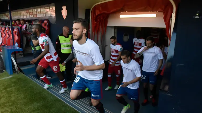 Los jugadores de Osasuna saltan a El Sadar con una camiseta en contra de la violencia machista. PABLO LASAOSA (3)