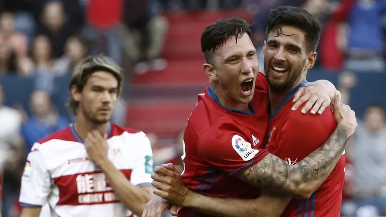 El defensa colombiano del Osasuna Jhon Steven (i) celebra el gol marcado ante el Granada, durante el partido de la trigésima séptima jornada de la Liga de Primera División que se juega hoy en el estadio de El Sadar. EFE/Jesús Diges