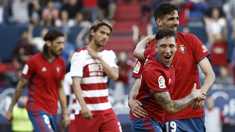El defensa colombiano del Osasuna Jhon Steven (i) celebra el gol marcado ante el Granada, durante el partido de la trigésima séptima jornada de la Liga de Primera División que se juega hoy en el estadio de El Sadar. EFE/Jesús Diges
