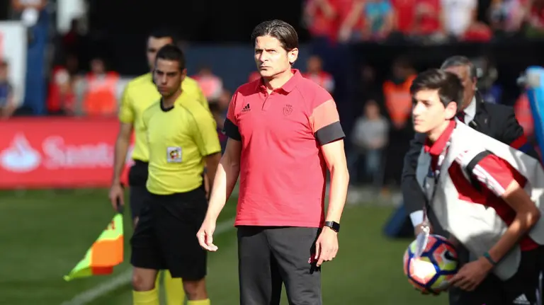 Vasiljevic en el banquillo de El Sadar durante el Osasuna - Granada. LFP