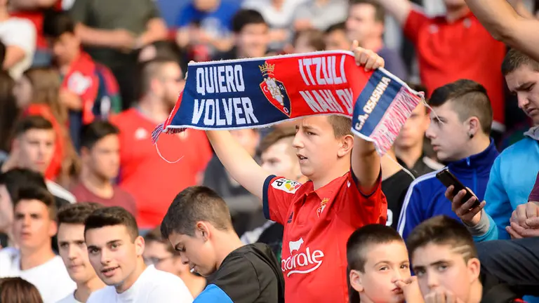 La grada de El Sadar vibra animando a Osasuna contra el Granada en el último partido en Pamplona. PABLO LASAOSA (9)