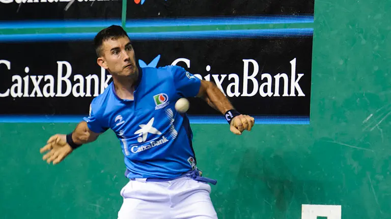 El navarro Oinatz Bengoetxea y el vizcaíno Mikel Urrutikoetxea se enfrentan en la semifinal del Campeonato Manomanista en el frontón Labrit. MIGUEL OSÉS_10
