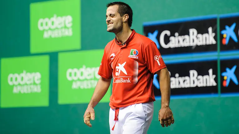 El navarro Oinatz Bengoetxea y el vizcaíno Mikel Urrutikoetxea se enfrentan en la semifinal del Campeonato Manomanista en el frontón Labrit. MIGUEL OSÉS_16