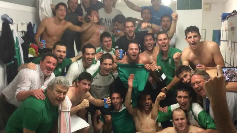 Alegría incontenible en el vestuario de Oberena.