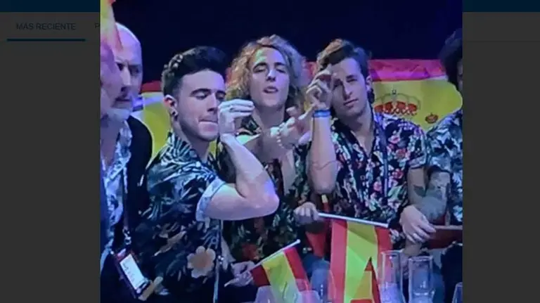 Manel Navarro y los otros dos integrantes de la banda hacen 'el gallo' ante la cámara. TWITTER