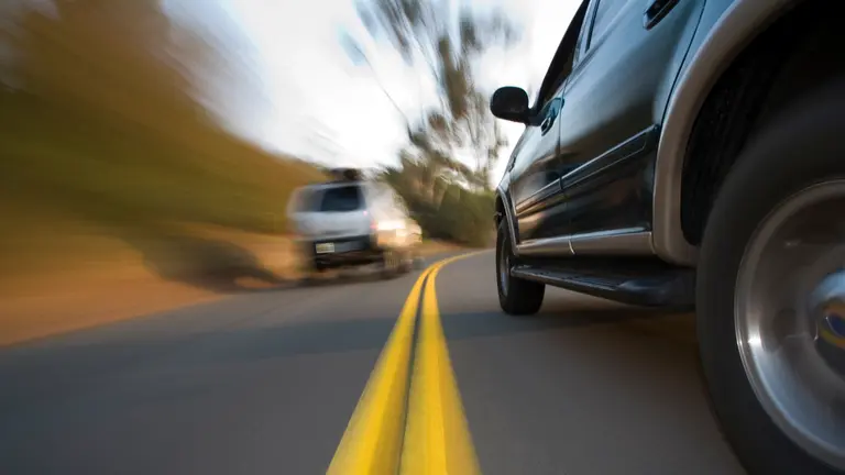 Un vehículo escapando de un coche de la policía ARCHIVO