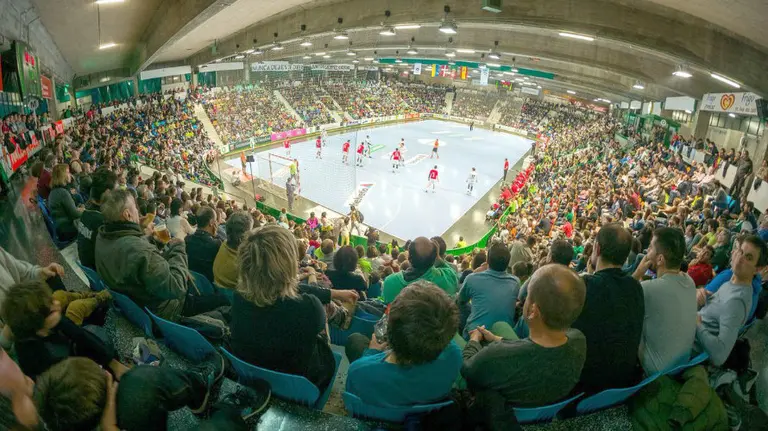 El pabellón Anaitasuna lleno ante el Benfica. Twitter.