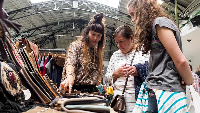 Octava edición del mercado de diseño Ame&Art Market en la antigua estación de autobuses de Pamplona. MIGUEL OSÉS