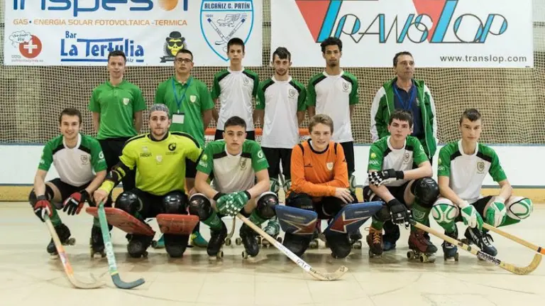 Oberena juvenil de hockey patines en la pista de Alcañiz.