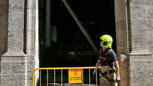 La puerta descolgada en la Basílica de Valencia pesa 1100 kilos EFE