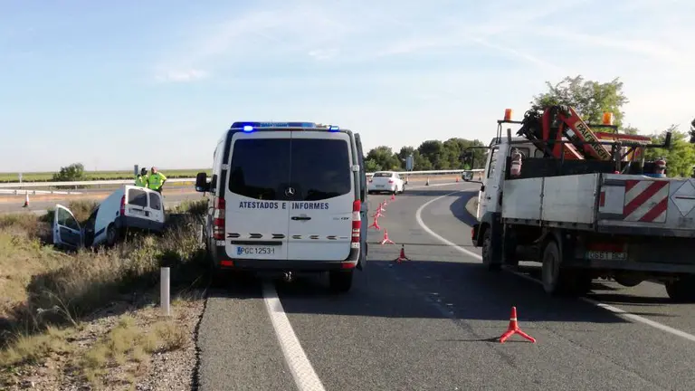 La Guardia Civil de Tráfico atiende la salida de vía