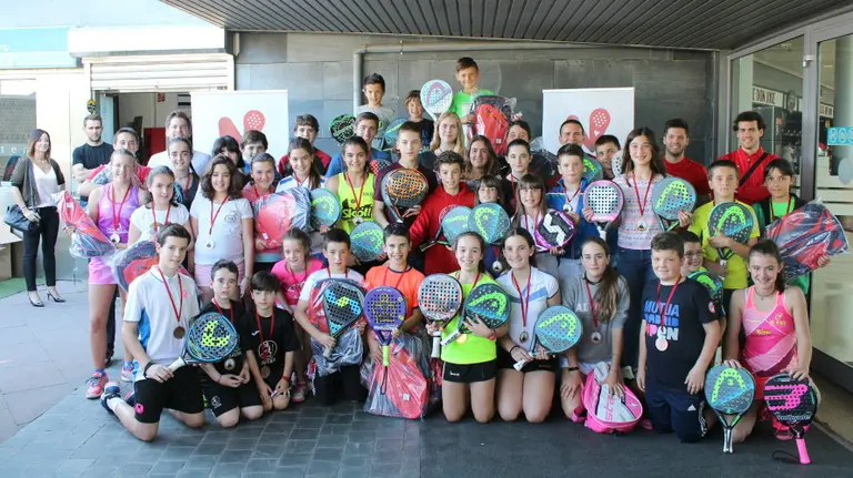 Los menores del torneo de pádel posan juntos en Itaroa.