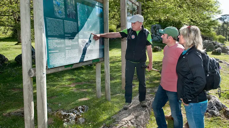 El vicepresidente Ayerdi y la directora general Ezkutari atienden las explicaciones del guía.