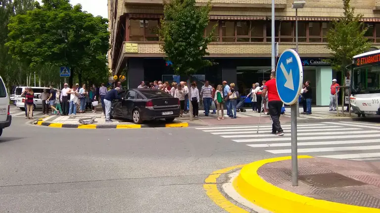 Un coche se sube a la acera en la calle Iturrama cruce con Esquíroz