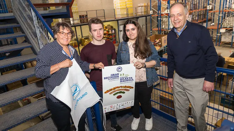 El presidente del Banco de Alimentos de Navarra, Gregorio Yoldi, presenta la 'Gran Recogida' de alimentos de los días 2 y 3 de junio, junto con representantes de la Escuela de Artes y Oficios de Pamplona que han elaborado el cartel de dicha colecta. IÑIGO ALZUGARAY