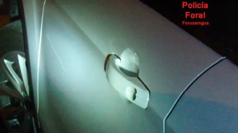 Una de las puertas del coche rayado. Policía Foral.