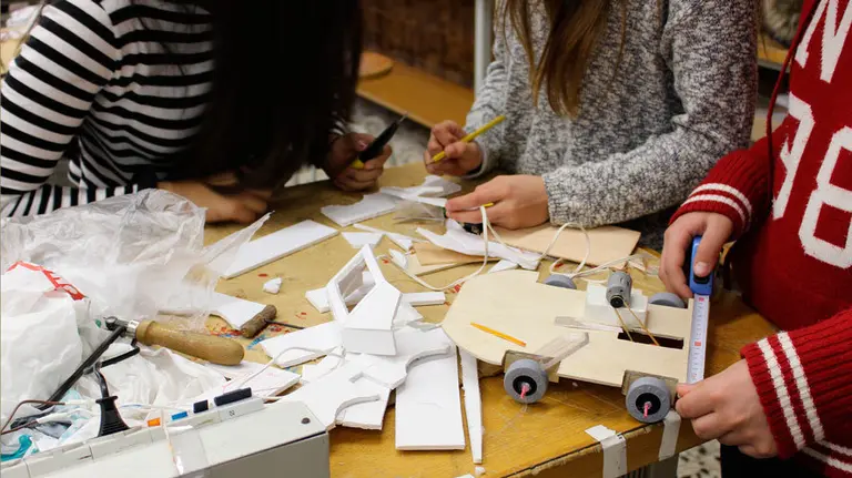 Varios alumnos en un taller de tecnología de un centro escolar. ARCHIVO.
