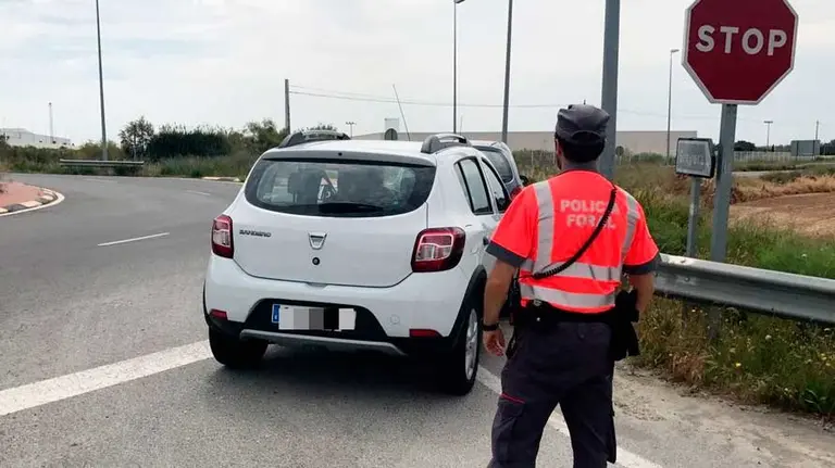 Vehículo inmovilizado por la Policía Foral tras darel conductor positivo en cuatro drogas. PFORAL