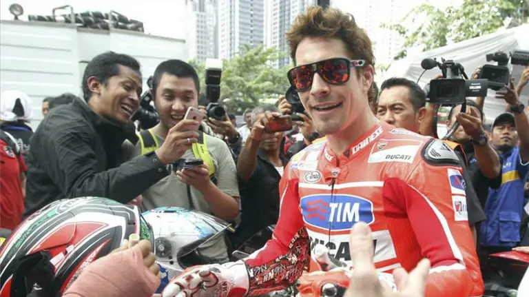 Nicky Hayden junto a unos fans. Efe.