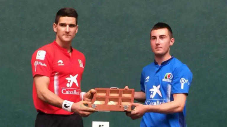 Arteaga y Bakaikoa sostienen el cestaño. Foto Asegarce.