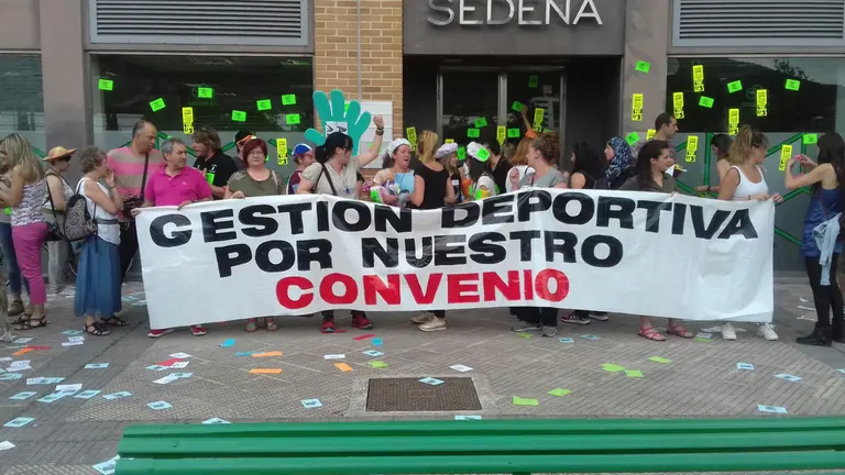 Concentración frente a la sede de Sedena