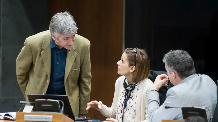 Koldo Martínez habla con María Chivite. PABLO LASAOSA