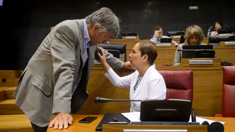 Koldo Martínez habla con Uxue Barkos. PABLO LASAOSA