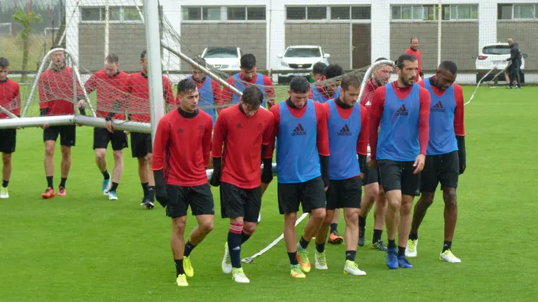 Los jugadores de Osasuna trasladan una portería en Tajonar.