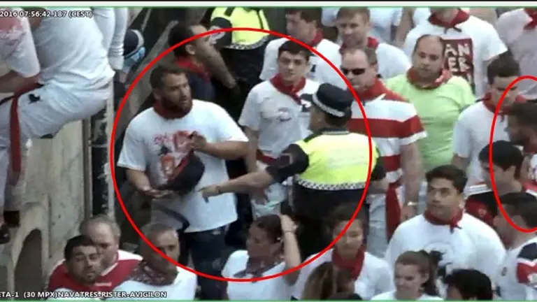 Imagen captada por las cámaras de seguridad en el recorrido del encierro. EE