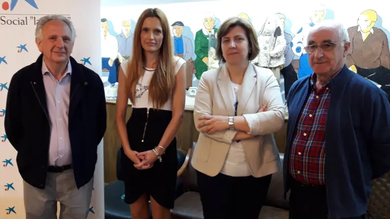 La Caixa ha destinado una ayuda a Arkupeak para poner en marcha una jubiloteca en Elizondo, Zugarramurdi y Urdax; de izquierda a derecha, José Luis Legarra, Cristina Lezaun, Ana Juanenea y Fernando Etxeberria.